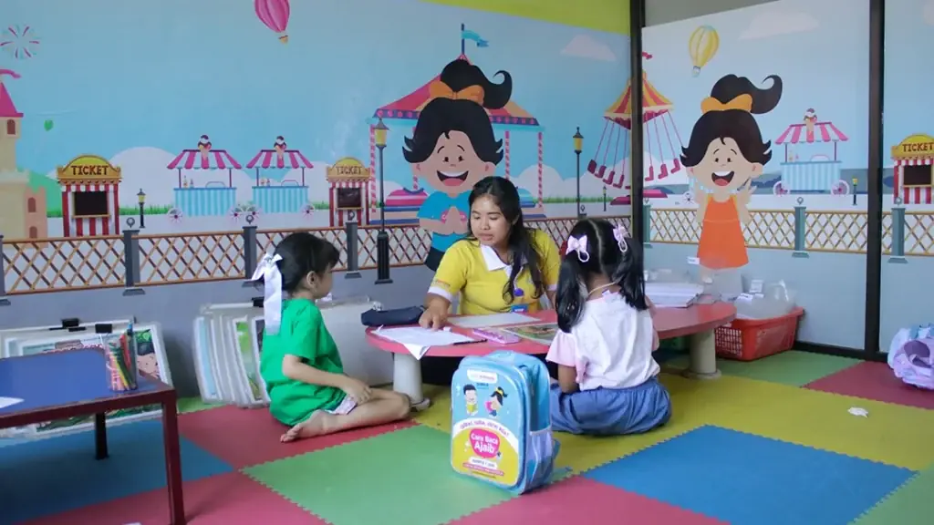 Gambar Guru Mengajar di Outlet