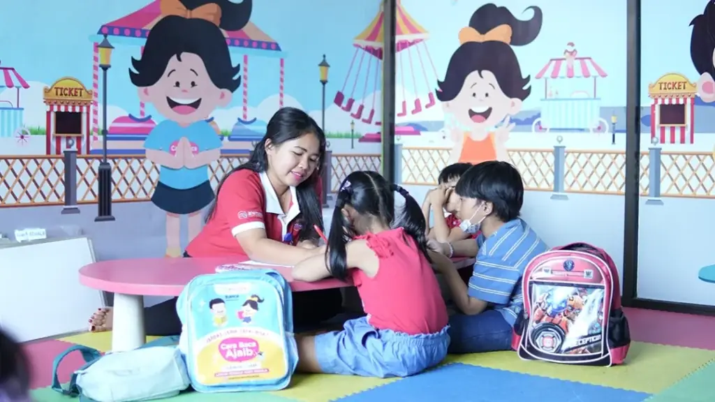 Gambar Guru Mengajar di Outlet